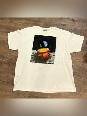 Men’s xxl Fortnite White Graphic T-Shirt with Cheesy Burger Graphic